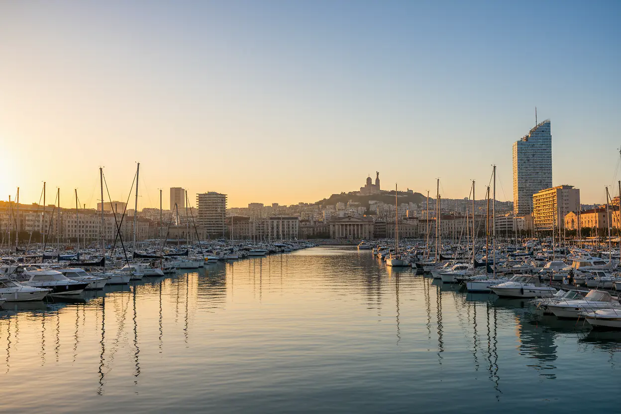 Le Vieux-Port et le quartier d'affaires de Marseille au lever du jour