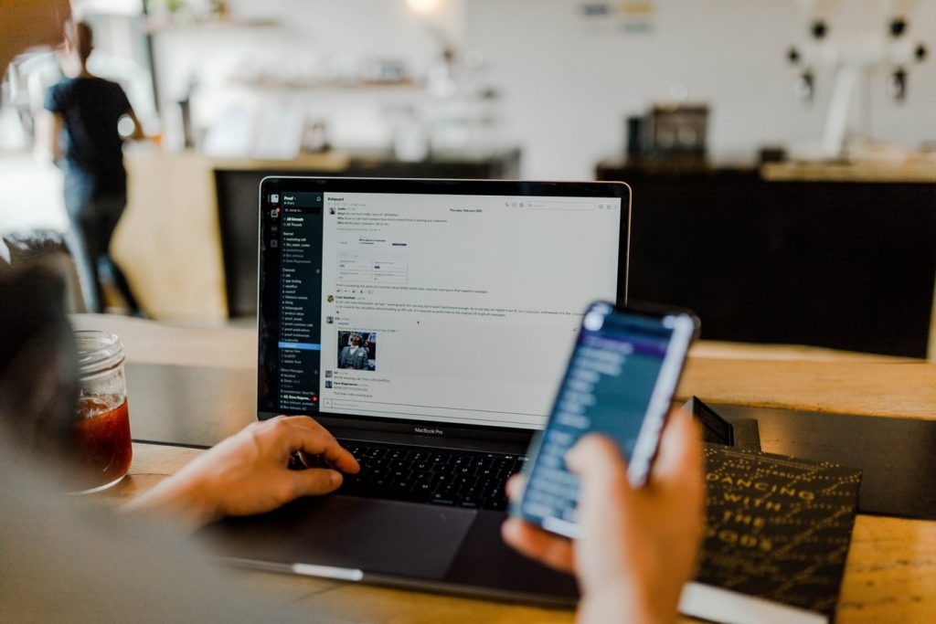 Employé qui travaille à distance grâce à la mobilité informatique