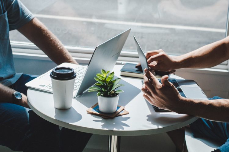 Deux salariés qui travaillent hors de leur bureau grâce à la mobilité informatique