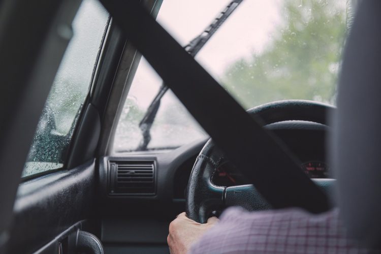 personne au volant d'un véhicule