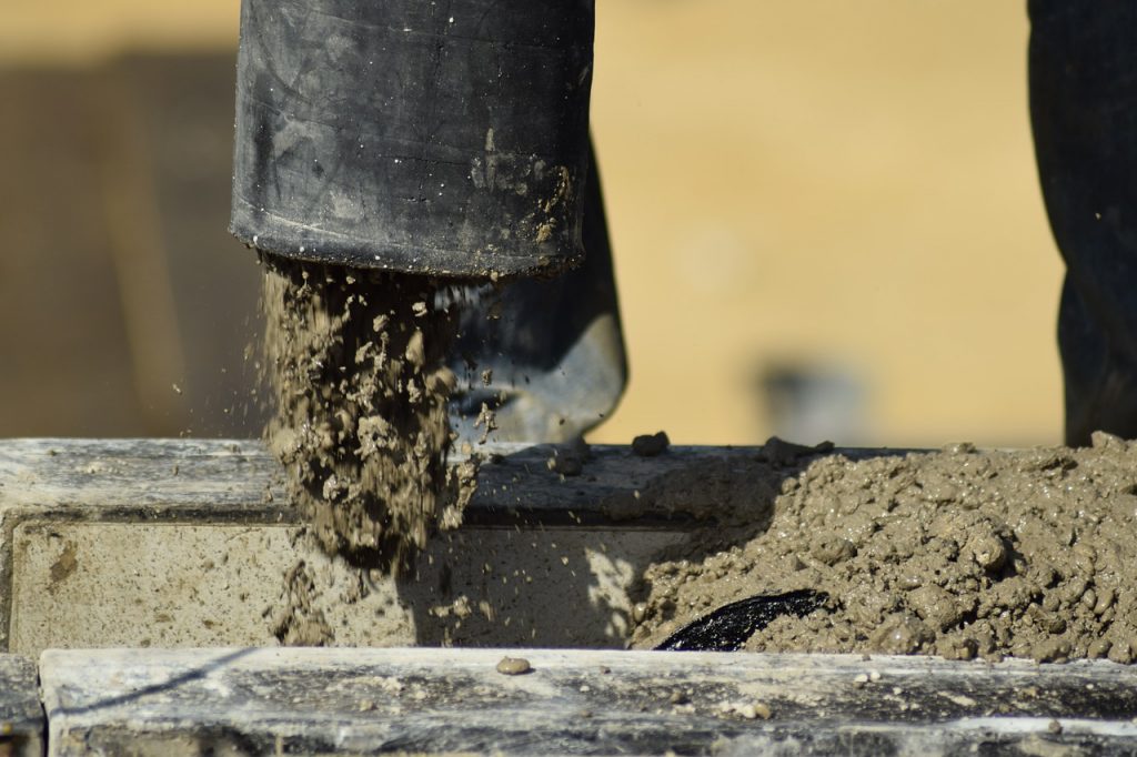 béton qui se déveerse dans une benne