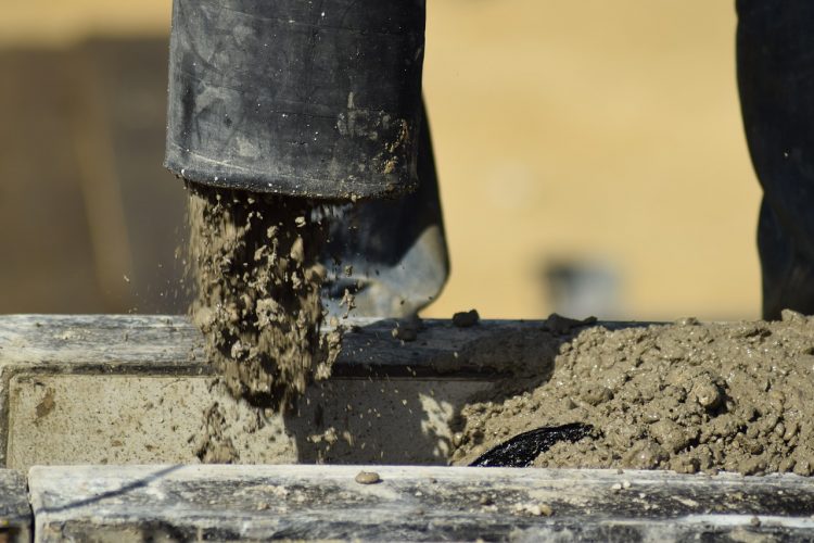 béton qui se déveerse dans une benne